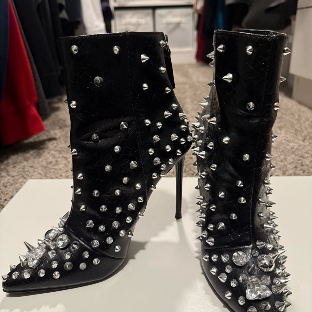 Steve Madden Viceroy 6.5 heel booties spikes
